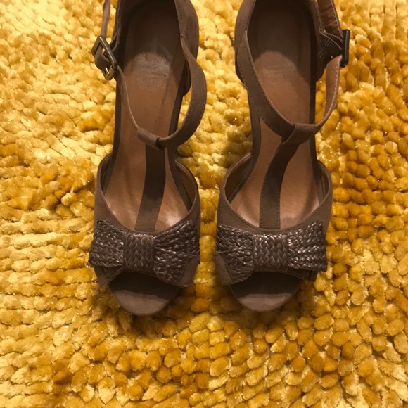 Platform T-Strap Bow Heels - Picture 7 of 7